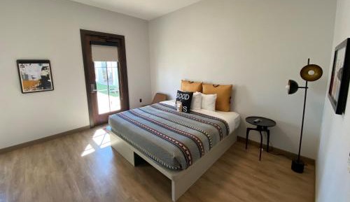 ROOMY KING – 250 SQF, Guest Room
