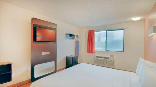 1 King Bed | Near Los Angeles International Airport