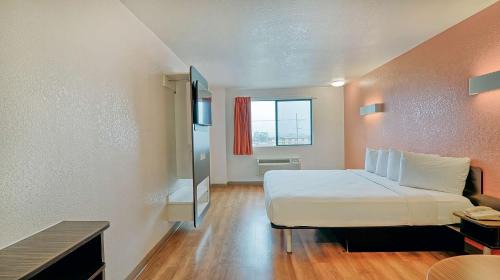1 Queen Bed | Hearing Accessible | Near Los Angeles International Airport