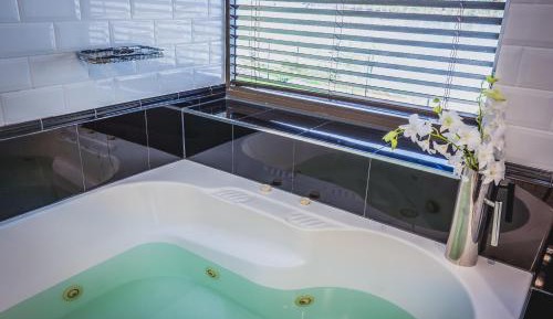 Riverview Spa Suite