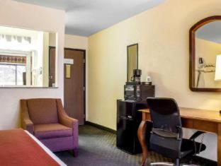Queen Room with Two Queen Beds - Non Smoking