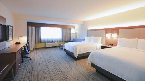 Standard Queen Room with Two Queen Beds and Mobility Accessible Tub