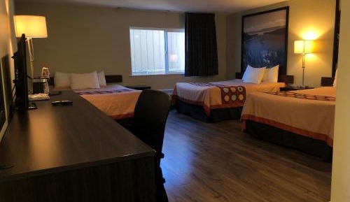 Deluxe Family Room with 3 Queen Beds