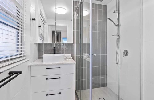 Mermaid Waters Apartment | Indulge in luxury in vibrant Mermaid Beach!