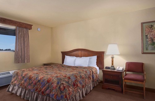 Lemoore Hotel | Travelodge by Wyndham Lemoore Near Naval Air Station
