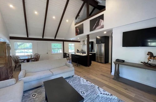 Santa Barbara County Cottage | Charming 2-bedroom loft house with AC and WiFi in Buellton