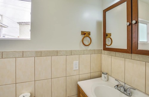 Inglewood House | Pet-Friendly Inglewood Home ~ 1 Mi to Kia Forum!