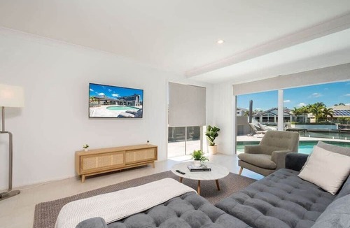 Runaway Bay House | Waterfront Resort-Style Retreat - Runaway Bay