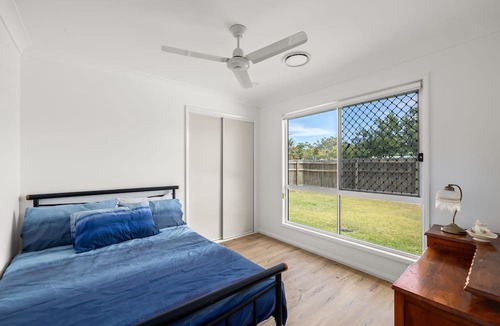 Jacobs Well House | Large new family home: beach 200m, theme parks 15 min, games, garden, BBQ, park