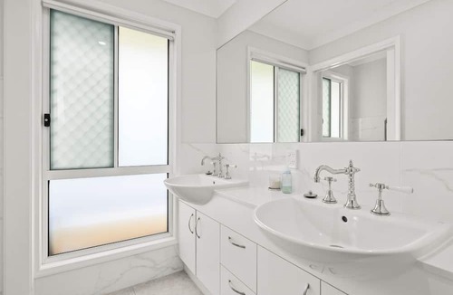 Jacobs Well House | Large new family home: beach 200m, theme parks 15 min, games, garden, BBQ, park