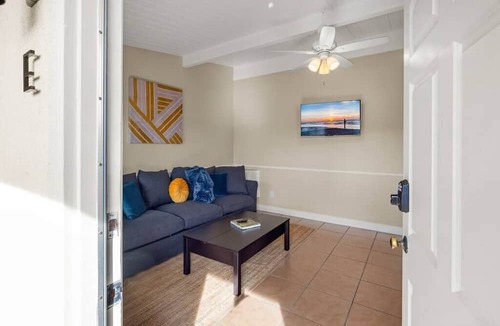 West Beach Apartment | Downtown apt recently remodeled!