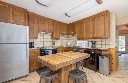 Arnold Cabin | Cheyenne Chalet- Hot Tub-Sleeps 12