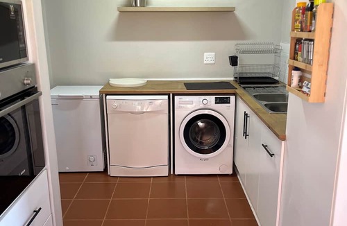 Jeffreys Bay House | Spacious 7-bedroom house in Marvelous Jeffreys Bay with WiFi