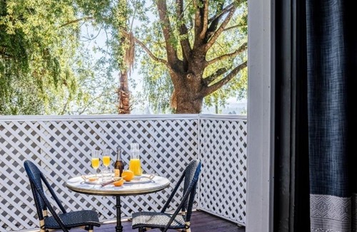 Healdsburg House | Elegant Room with Garden Views – Perfect for Art and Nature Lovers