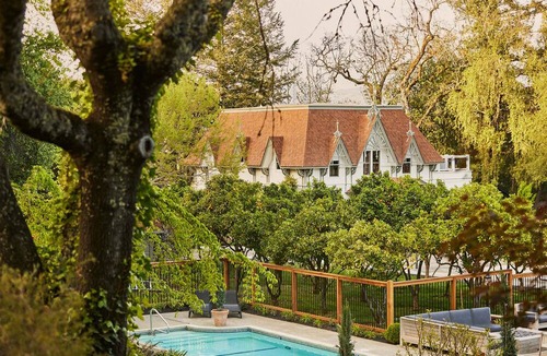 Healdsburg House | Escape to Plush Room Near Healdsburg’s Best Attractions & Vineyards