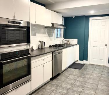 Langley House | Brookswood Oasis - Guest suite,1 bedroom,1 den & 1 full bathroom