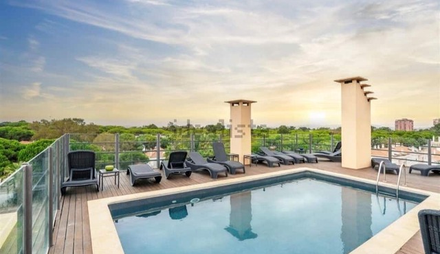 Apartment with pool near the beach. Pets accepted.