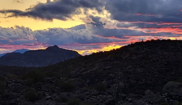 Welcome to Wickenburg. Clean home located less than a mile from downtown