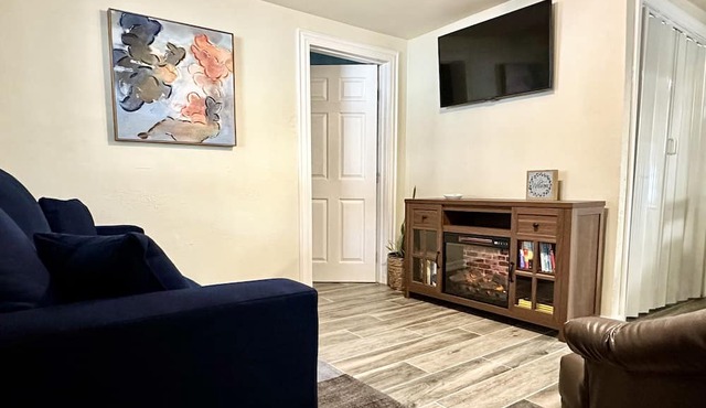 Cozy Cottage Family friendly,1940’s remodeled cottage. Meets All accommodations.