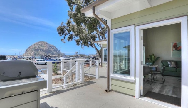 Ocean front, rock views: Salty Sister at Morro Rock