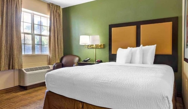 1 King Bed | Non-Smoking, Kitchen, Shower