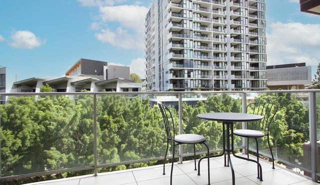 Stylish 2 BDR Apt Near QUT And RBWH With Parking