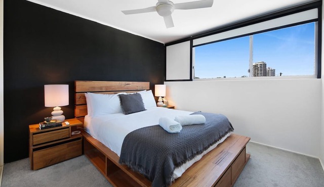 Stylish 2-Bed in Surfers Paradise with River Views