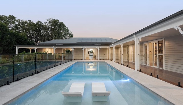 Luxury Living In The Hinterland with a pool - 2 mins From Town.