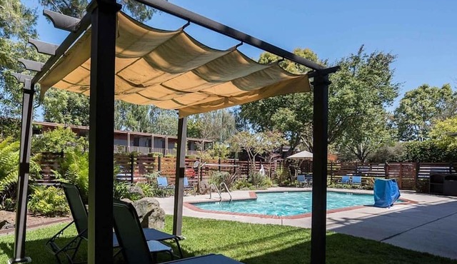 2 Spacious Unit with Heated Pool, Free Breakfast & Parking Near Stanford