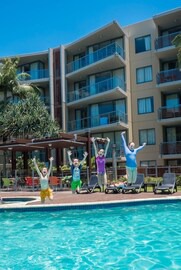 Opposite Burleigh Beach (Swell Resort) - Fantastic Family accomodation sleeps 8